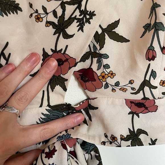 LOVE(tm) cream floral crop top - Picture 2 of 4